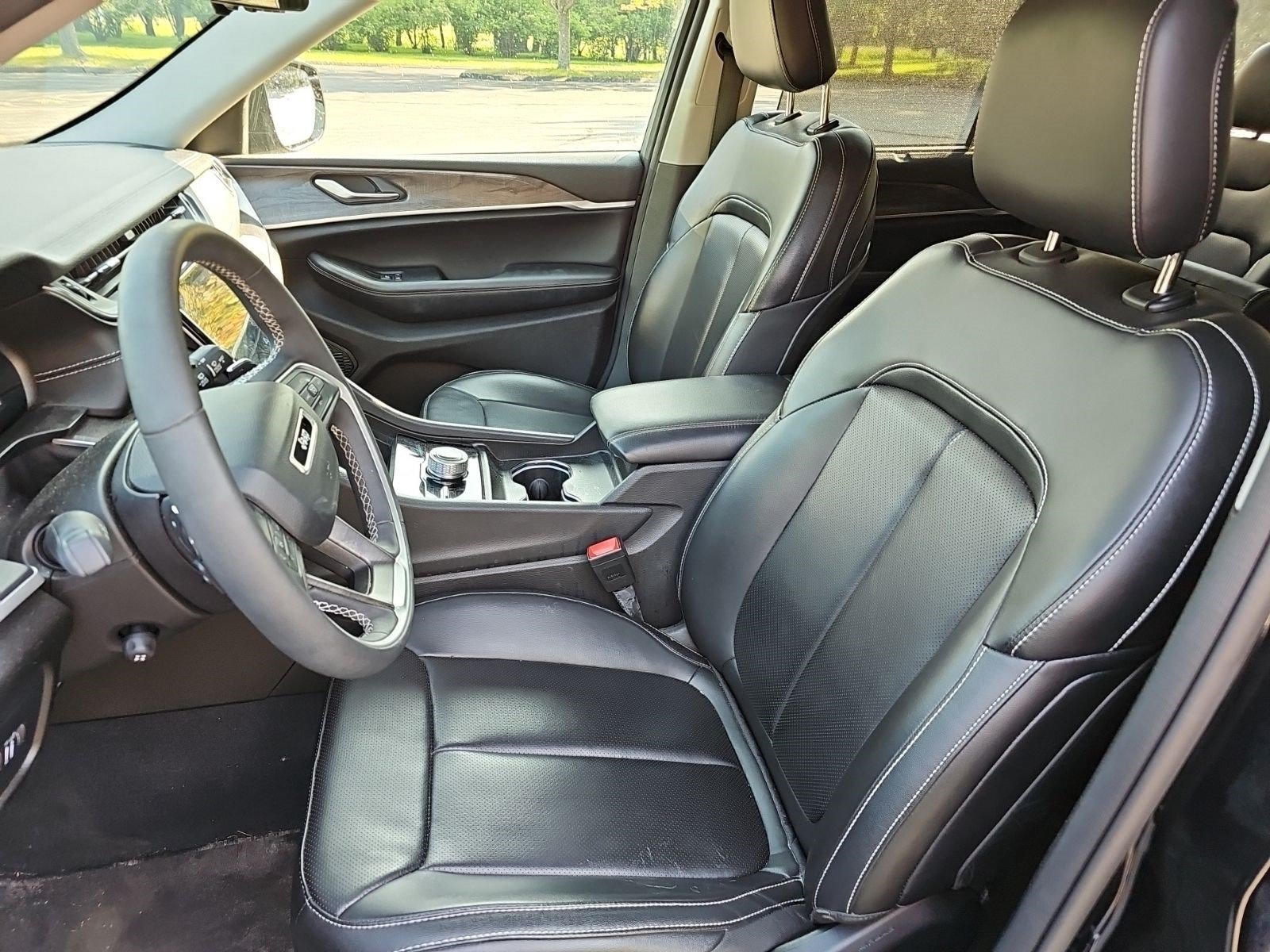 Used 2023 Jeep Grand Cherokee Limited w/ Luxury Tech Group II AWD/4WD image 19
