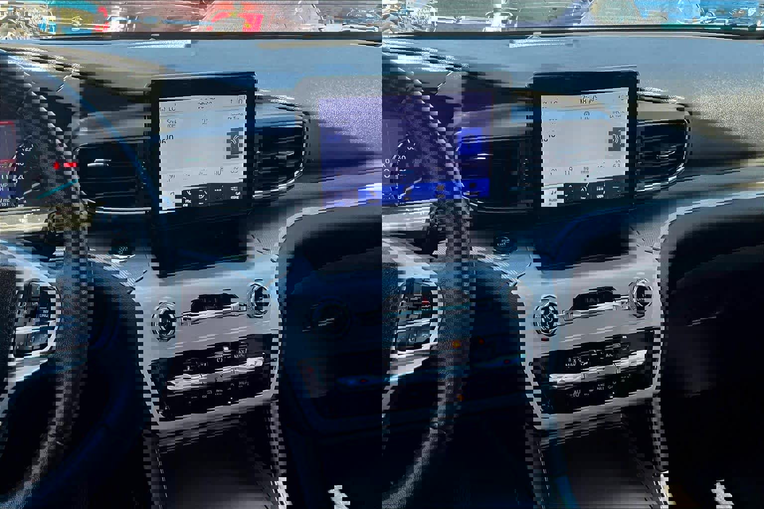 Used 2022 Ford Explorer XLT w/ Equipment Group 202A image 7