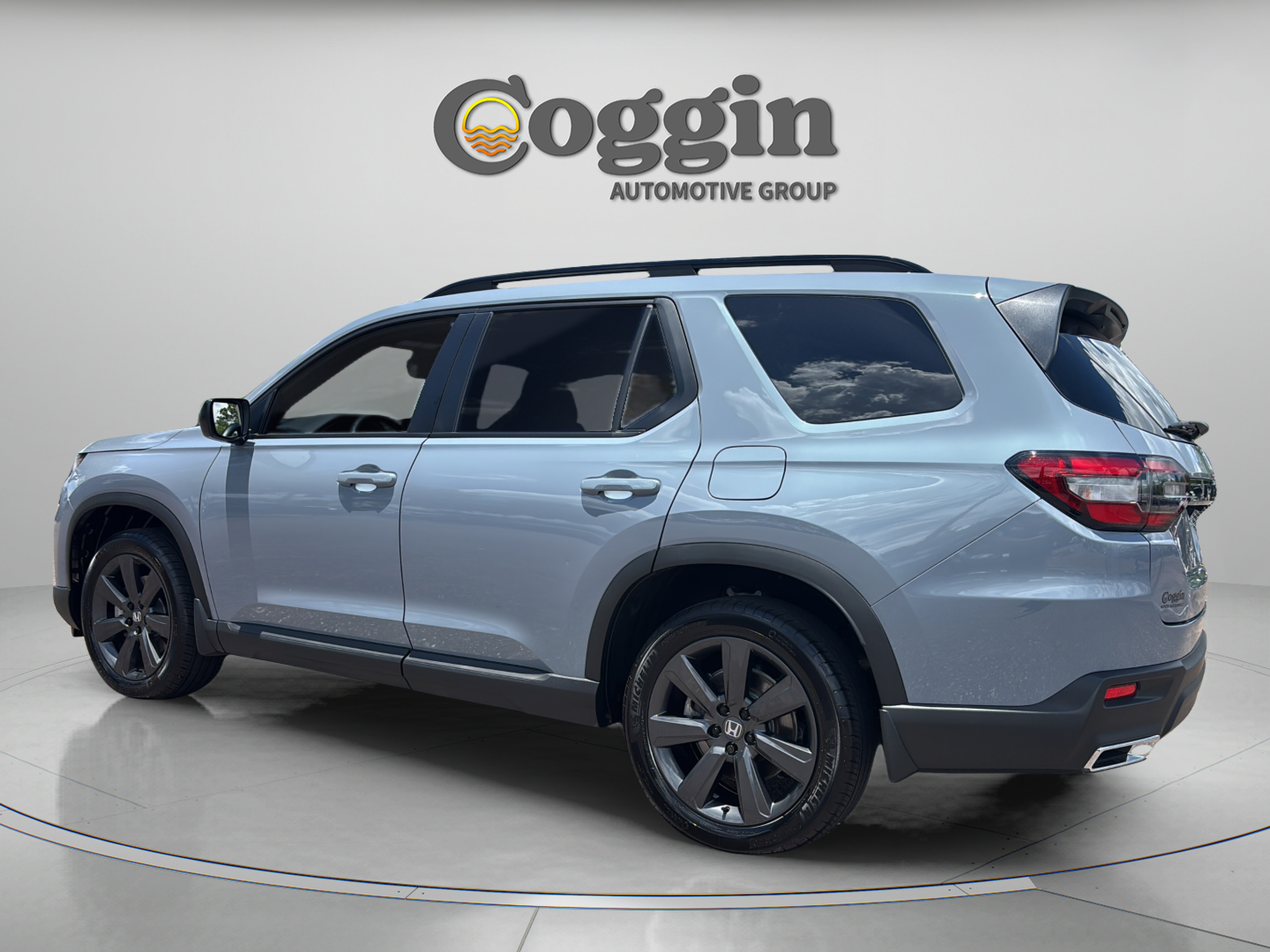 Used 2025 Honda Pilot Sport image 3