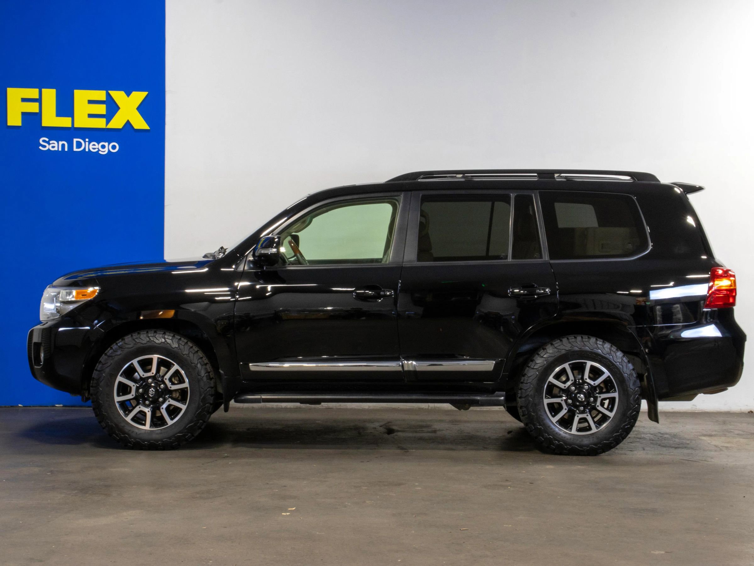 Used 2015 Toyota Land Cruiser image 2