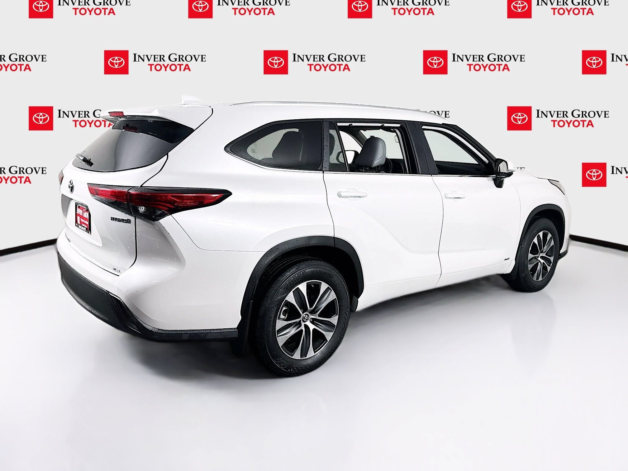 Used 2023 Toyota Highlander XLE AWD/4WD image 5