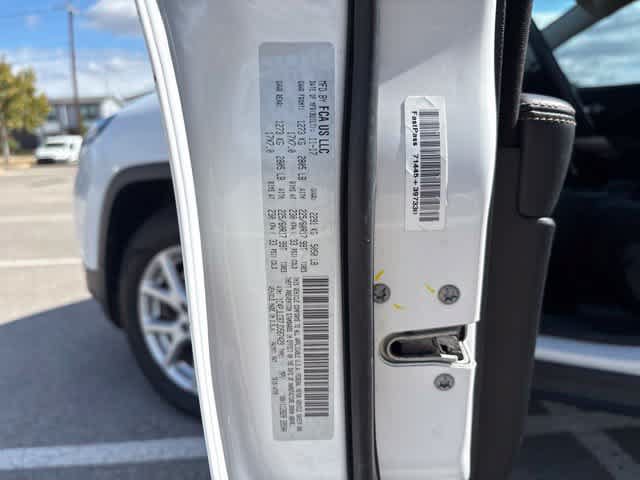 Used 2018 Jeep Cherokee Latitude FWD image 22