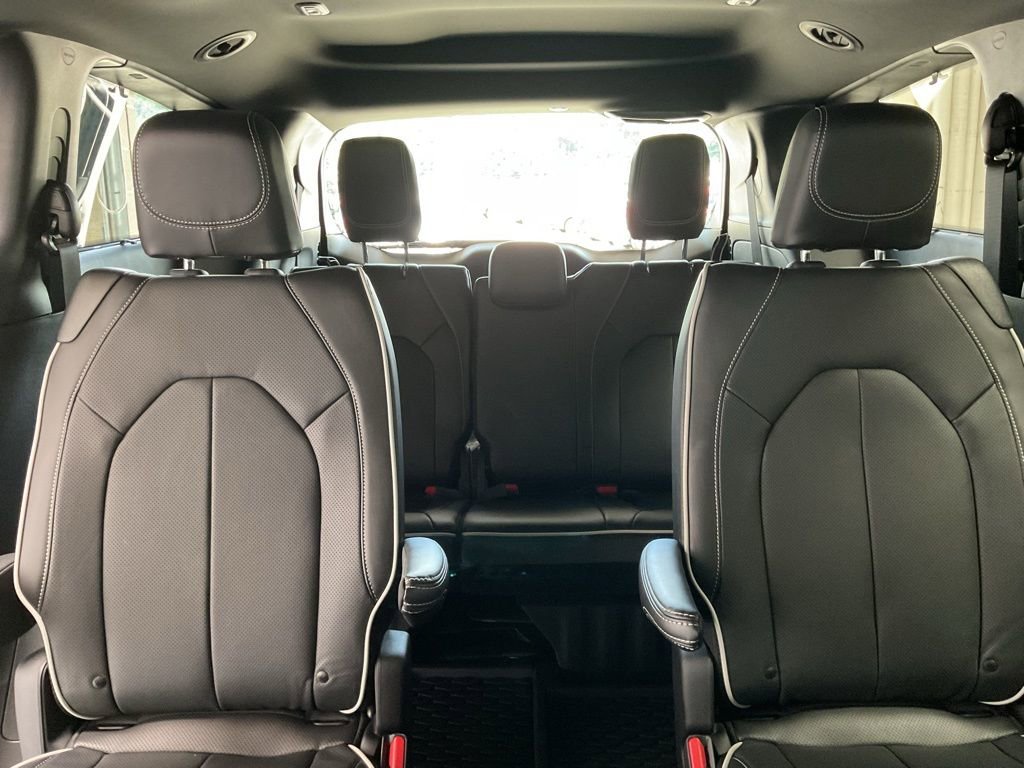 New 2025 Chrysler Pacifica Limited image 23