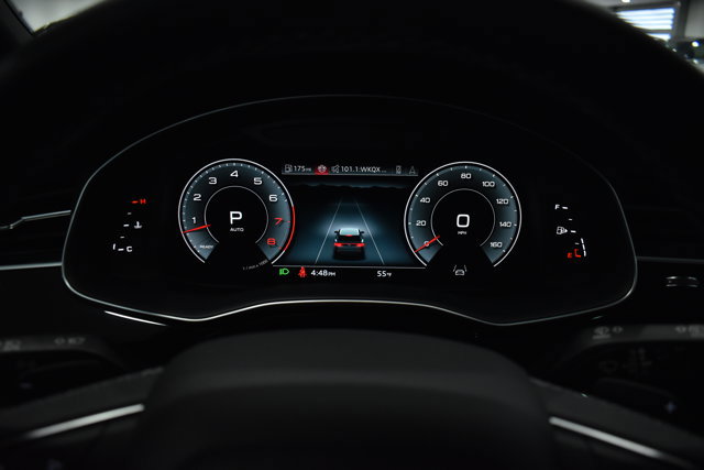 Used 2025 Audi Q8 Premium image 17