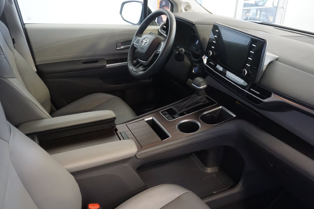 Used 2024 Toyota Sienna XLE FWD image 26