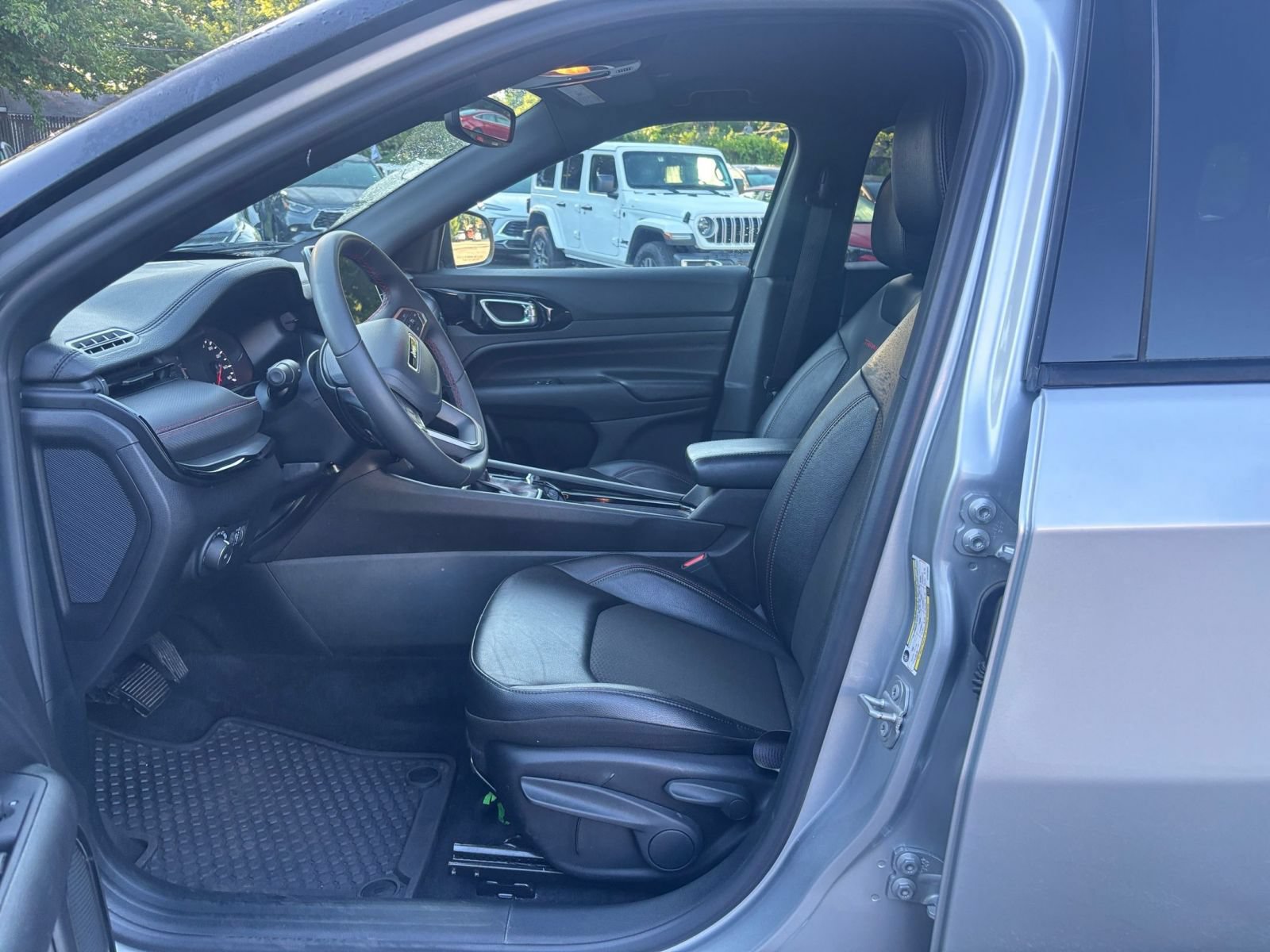 Used 2025 Jeep Compass Trailhawk AWD/4WD image 25