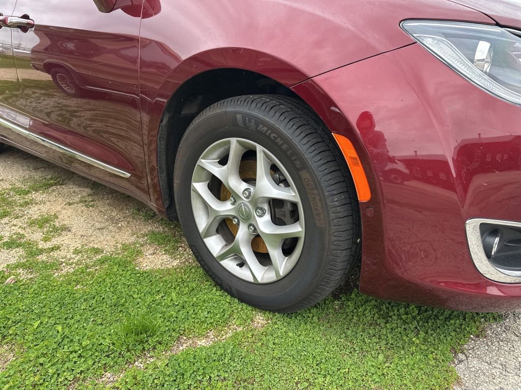 Used 2019 Chrysler Pacifica Touring-L FWD image 4