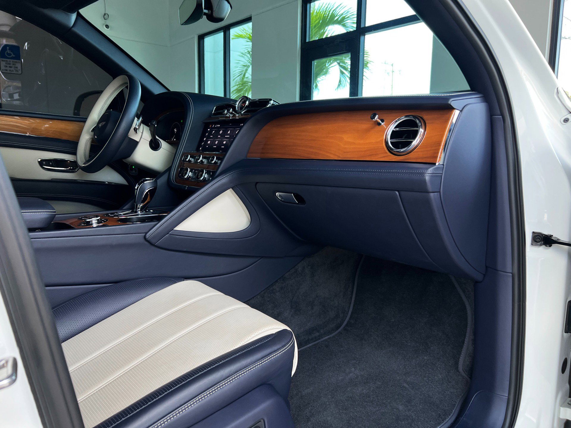 Used 2021 Bentley Bentayga image 32