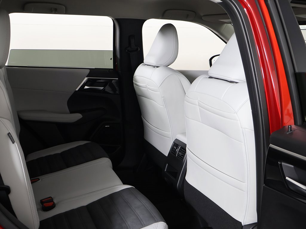 New 2025 Mitsubishi Outlander SE image 30