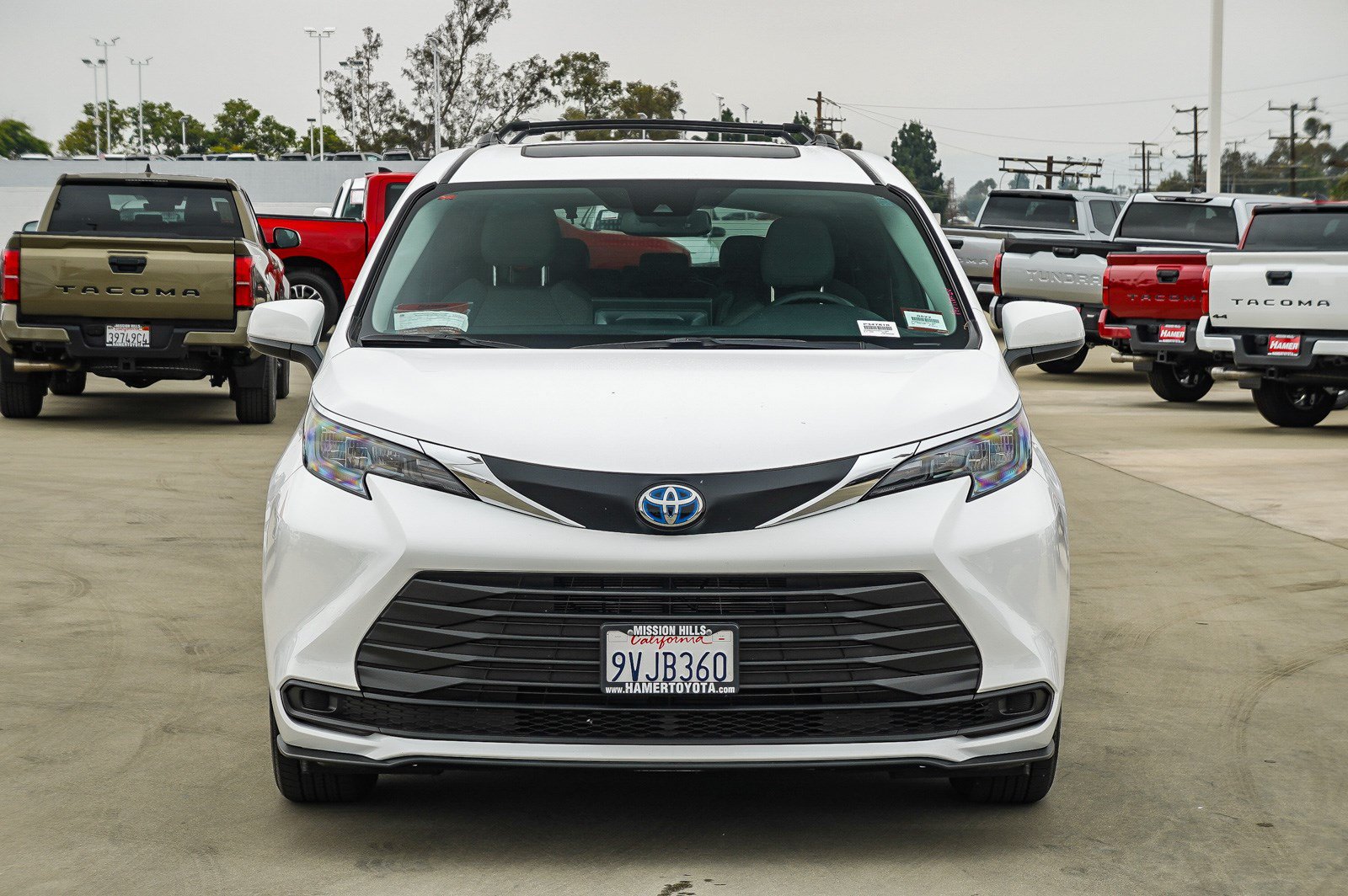 Used 2025 Toyota Sienna LE w/ LE Plus Package AWD/4WD image 2
