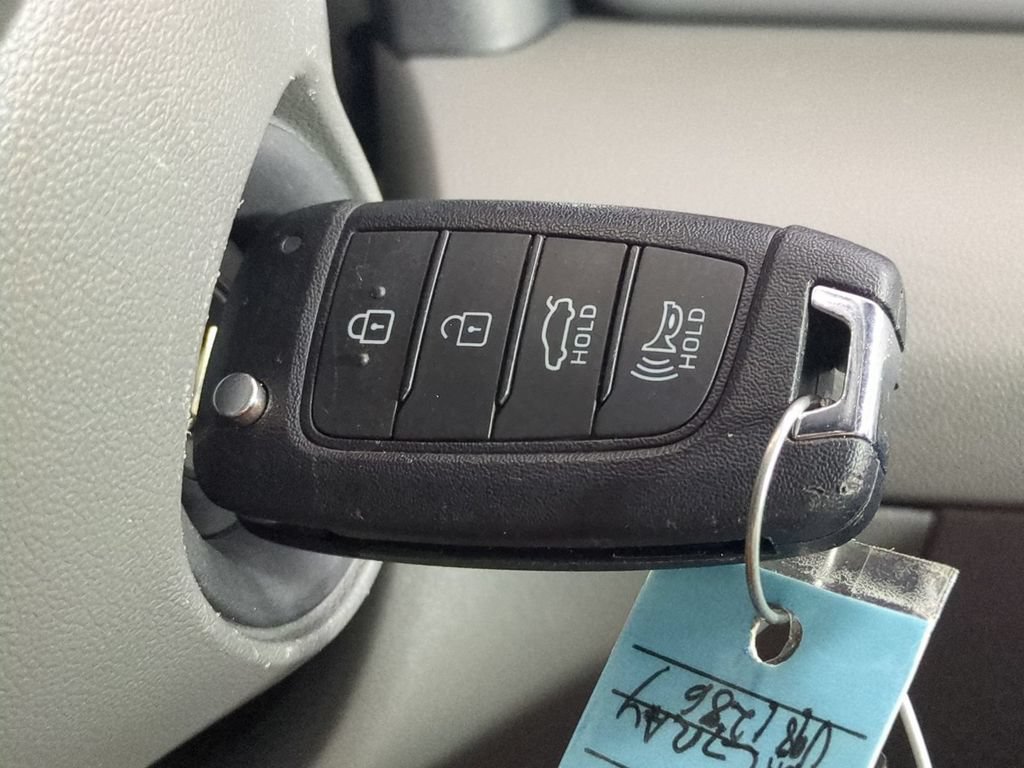 Used 2025 Hyundai Elantra SE FWD image 34