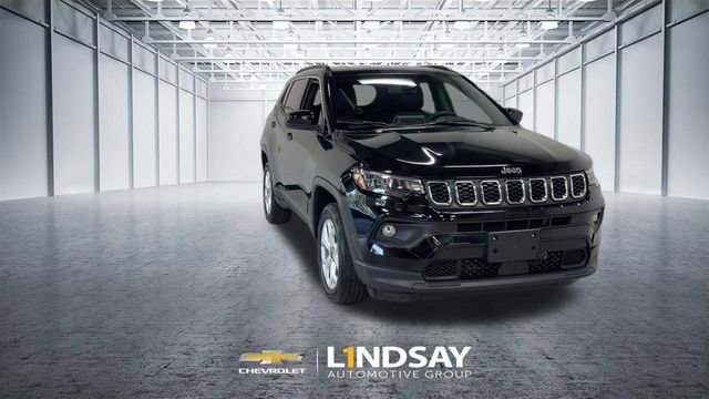 Used 2025 Jeep Compass Latitude AWD/4WD image 4