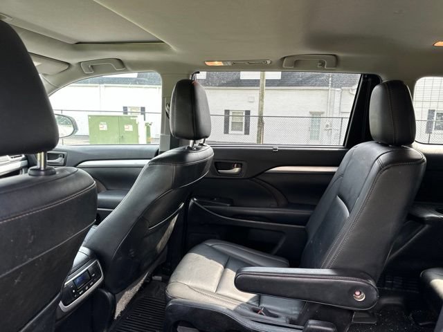 Used 2019 Toyota Highlander XLE AWD/4WD image 16