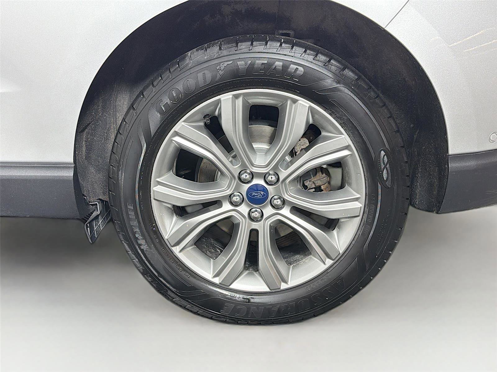 Used 2019 Ford Edge Titanium w/ Equipment Group 301A AWD/4WD image 32