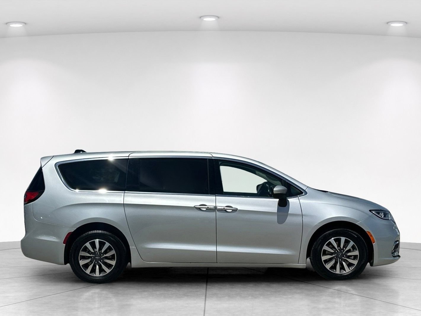 Used 2023 Chrysler Pacifica Touring-L FWD image 7