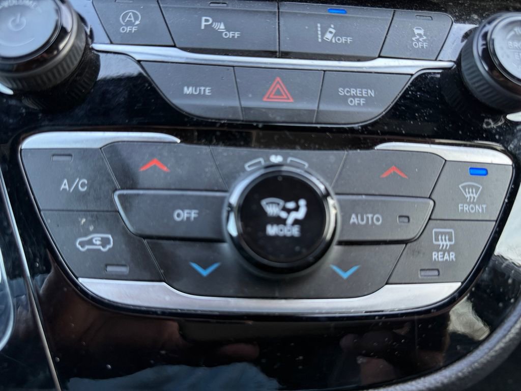 Used 2025 Chrysler Pacifica Select image 29