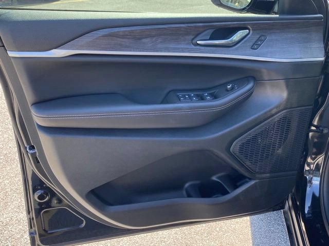 Used 2025 Jeep Grand Cherokee L Limited w/ Luxury Tech Group II AWD/4WD image 11