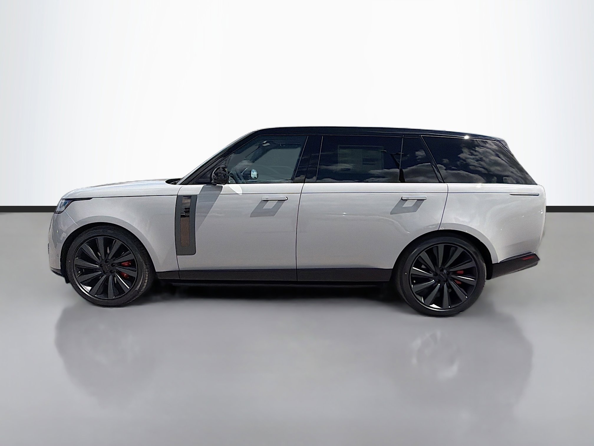 New 2026 Land Rover Range Rover SV image 2