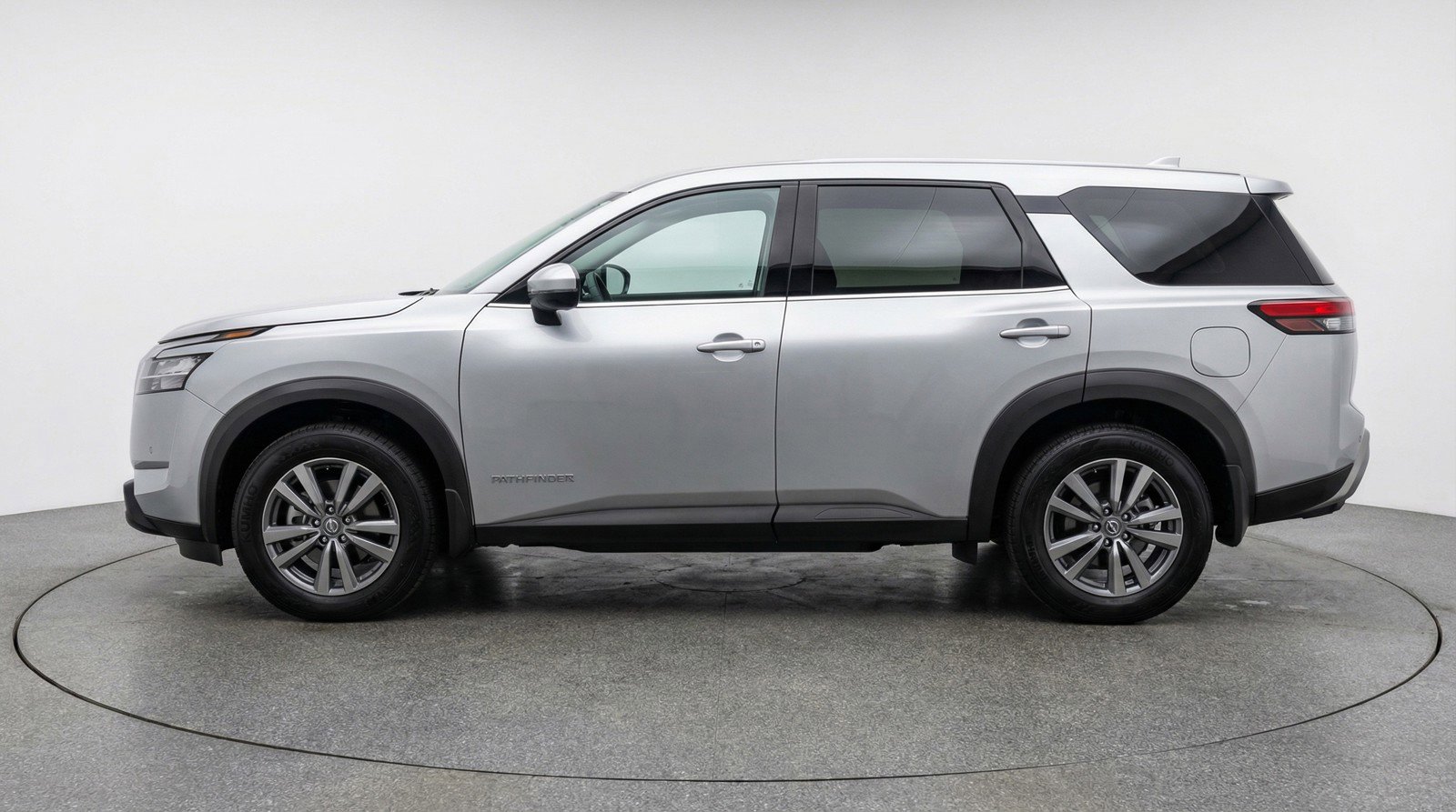 Used 2025 Nissan Pathfinder SV FWD image 5