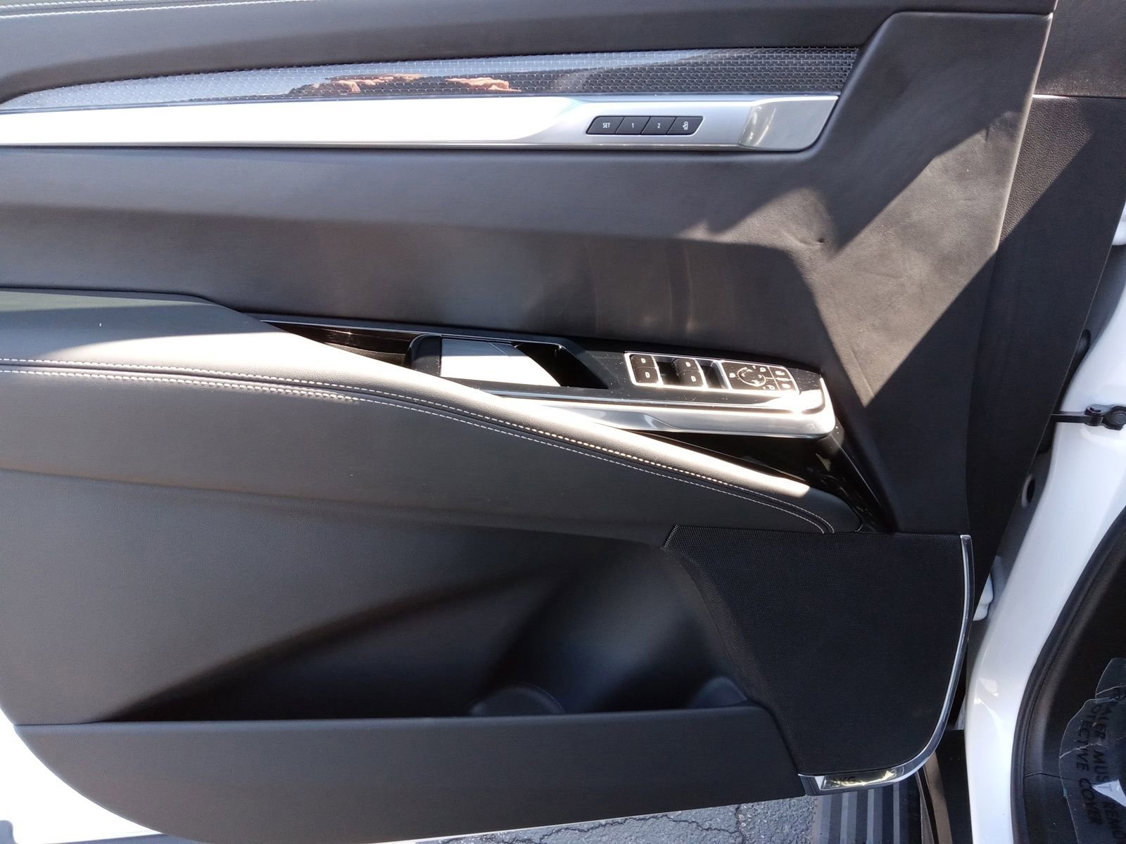 Used 2025 Cadillac Escalade V w/ LPO, ONYX Package image 9