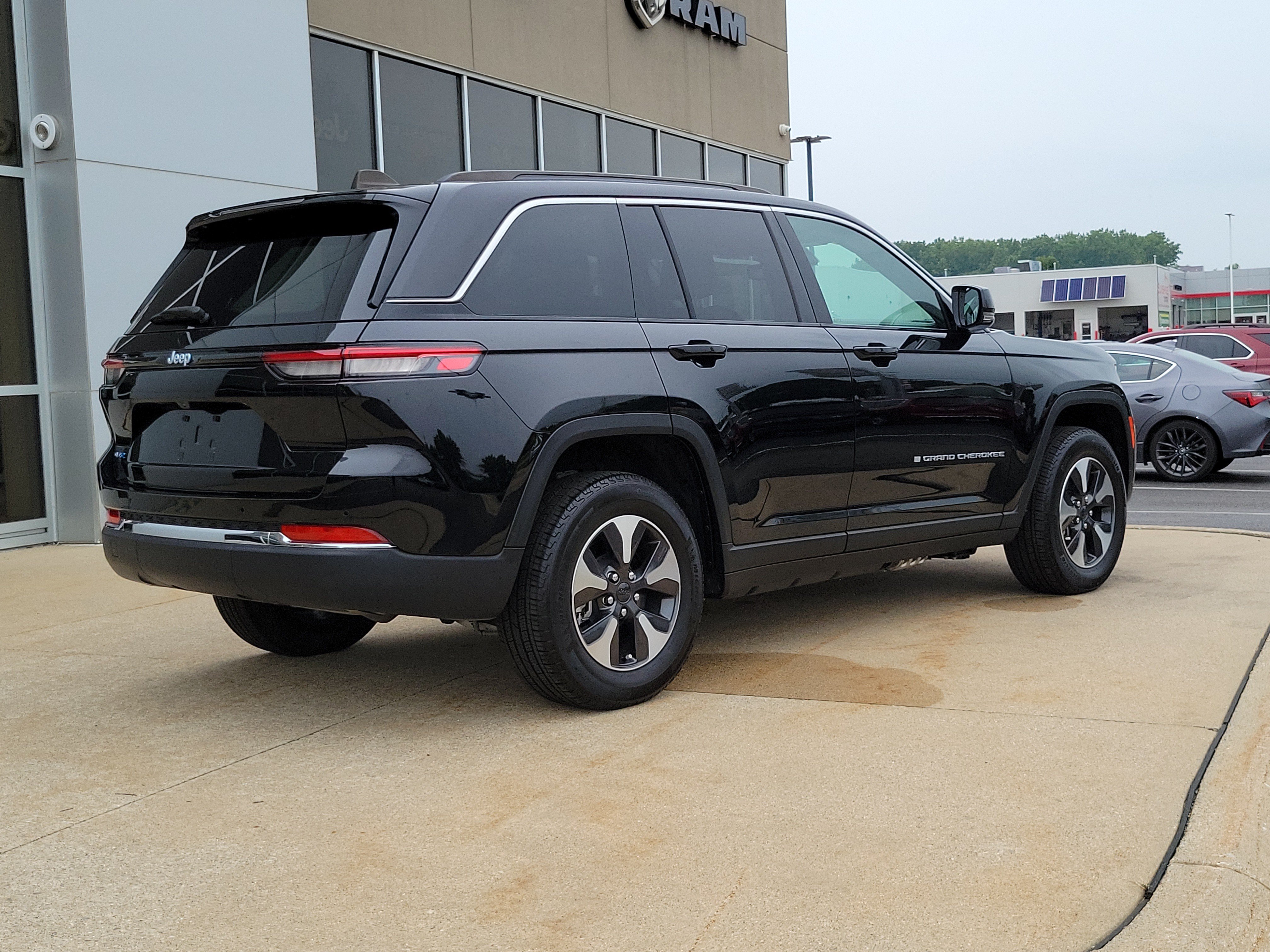 Used 2024 Jeep Grand Cherokee Limited 4xe AWD/4WD image 4
