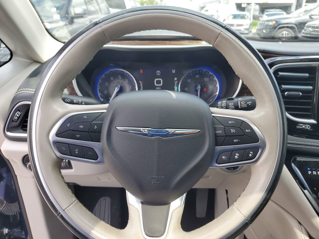 Used 2021 Chrysler Pacifica Limited w/ Uconnect Theater Family Group image 21