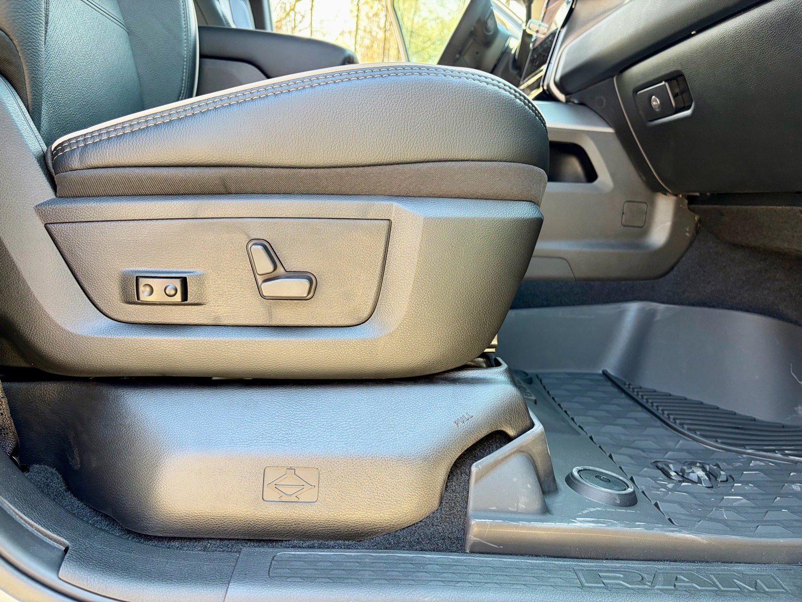 New 2026 RAM 3500 Laramie AWD/4WD image 21