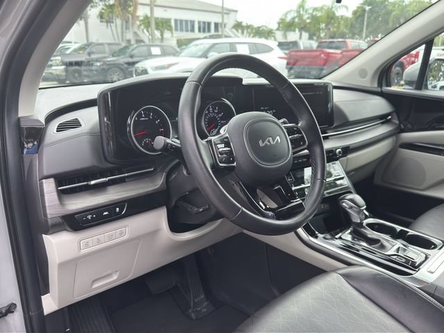 Used 2024 Kia Carnival EX FWD image 12