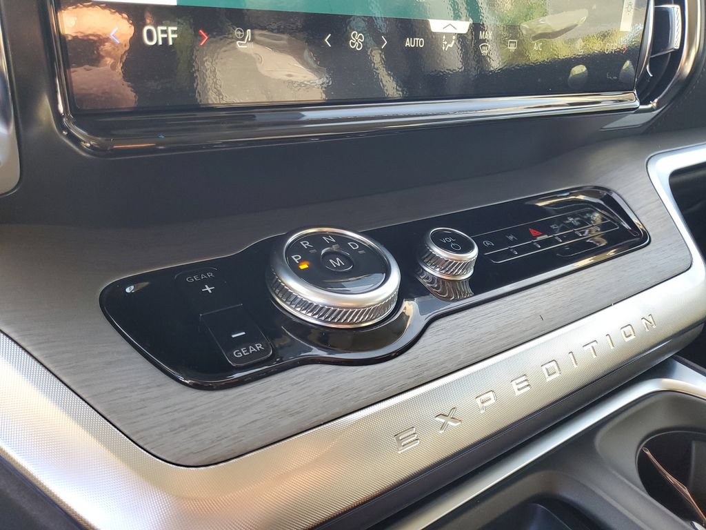 New 2025 Ford Expedition Max Platinum w/ Driver's Package AWD/4WD image 19