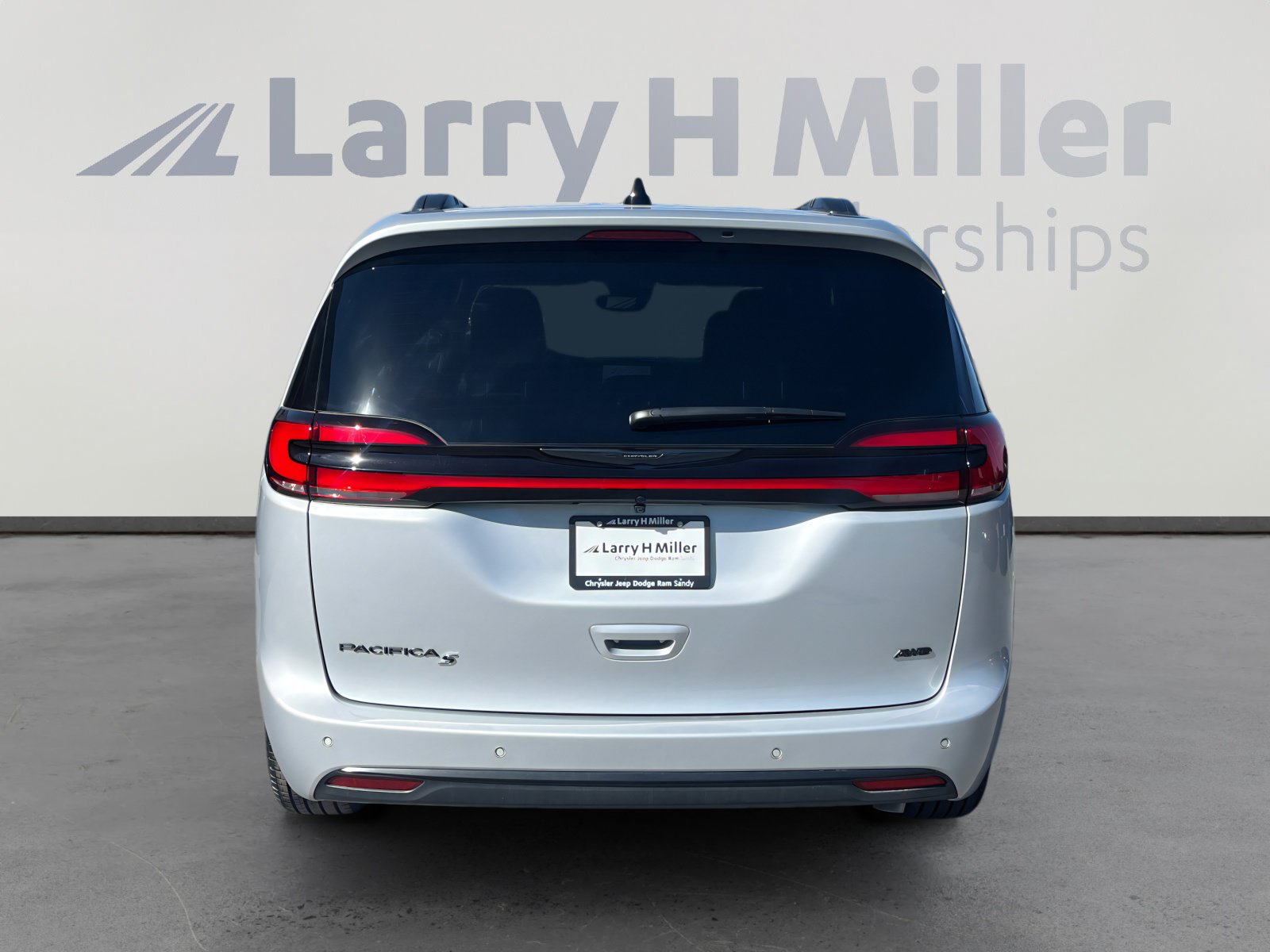New 2026 Chrysler Pacifica Select w/ S Appearance Package AWD/4WD image 4