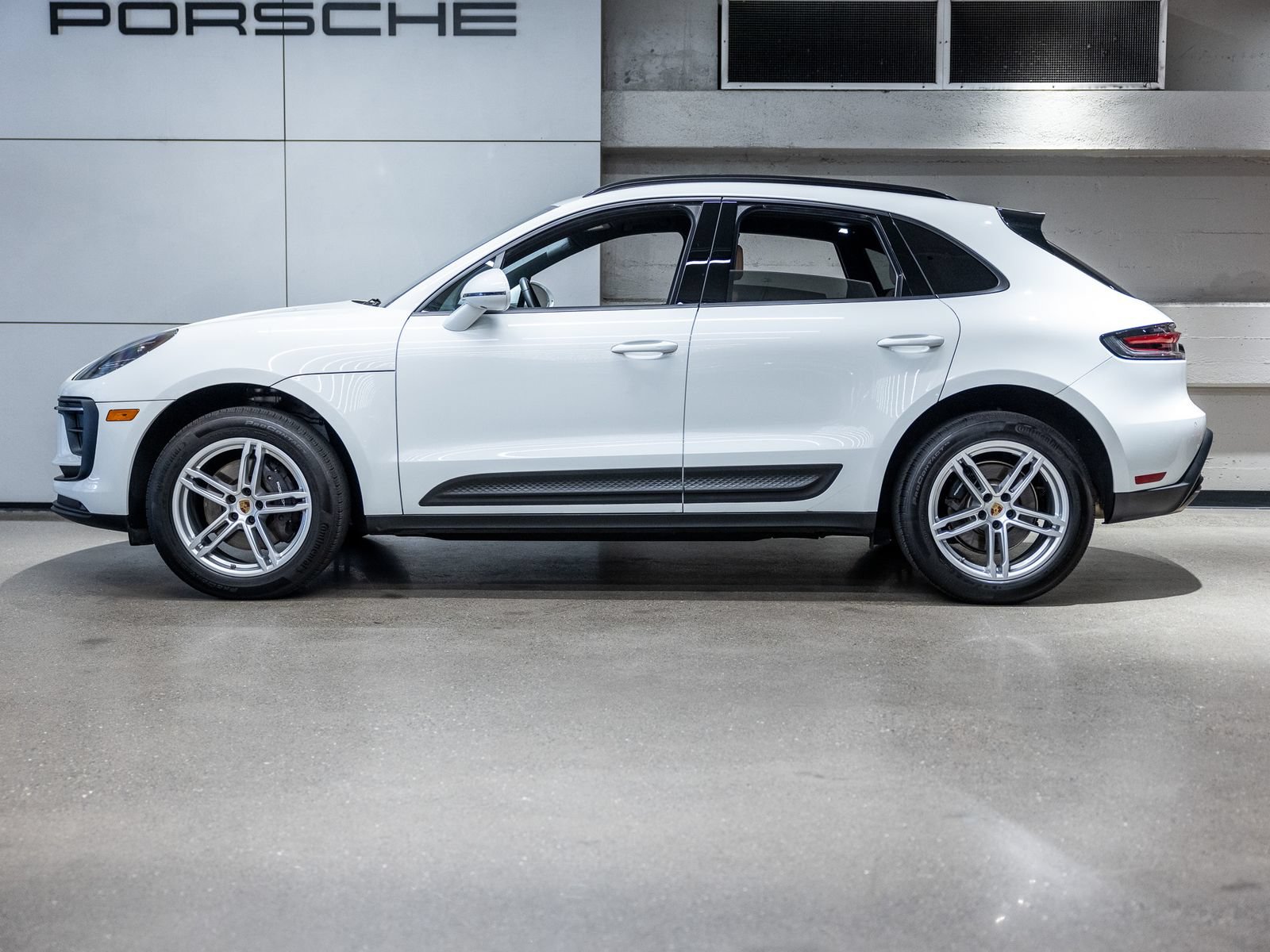 Certified 2024 Porsche Macan AWD/4WD image 2