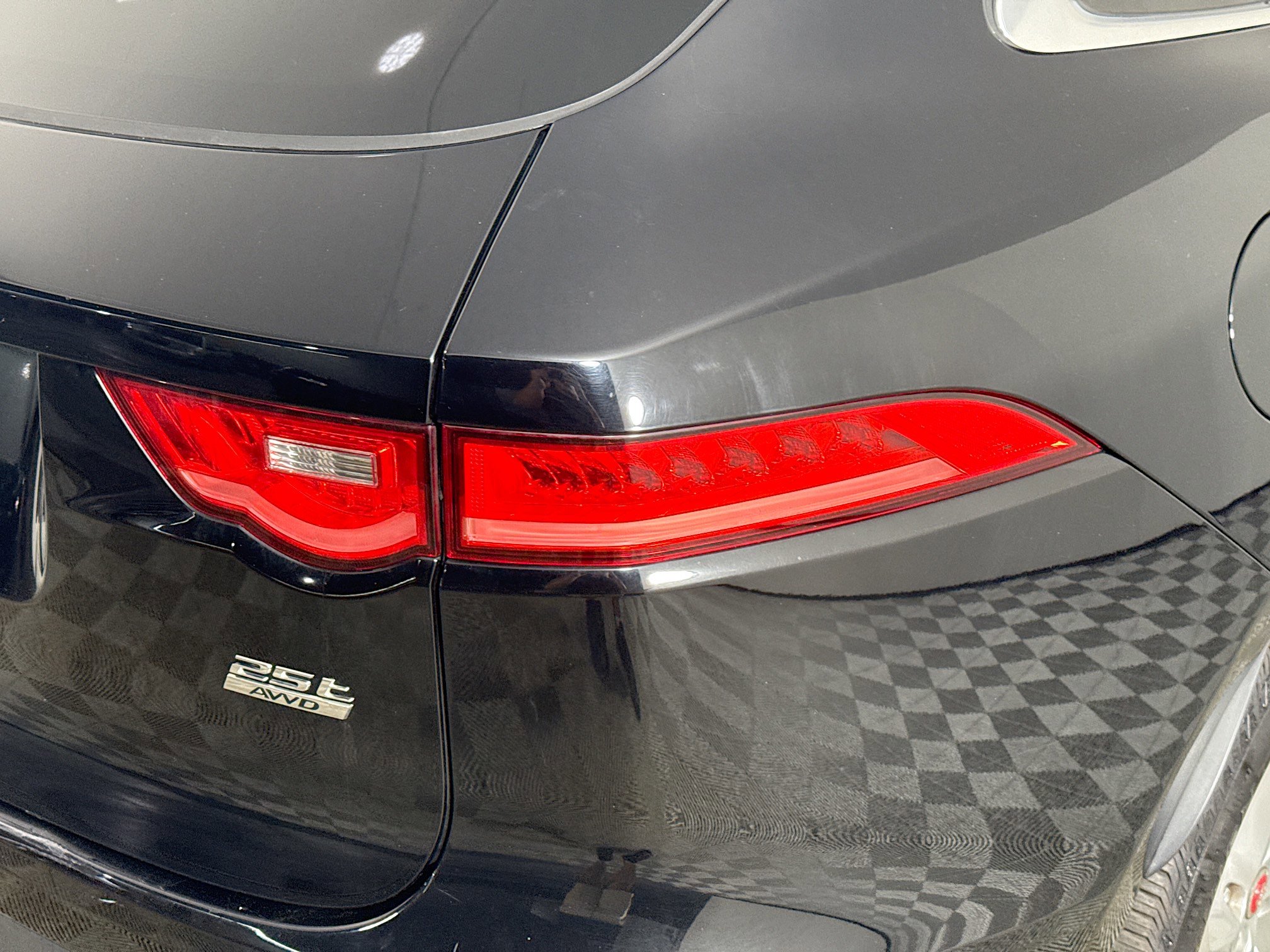 Used 2020 Jaguar F-PACE Premium image 34