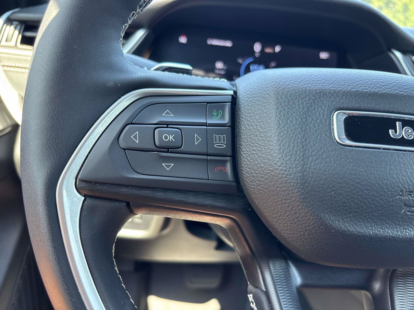 Used 2025 Jeep Grand Cherokee Altitude AWD/4WD image 20