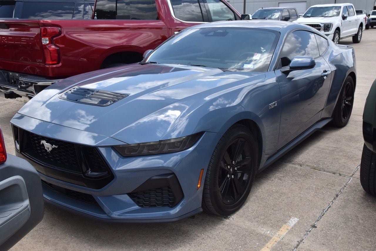 Used 2025 Ford Mustang GT RWD image 2