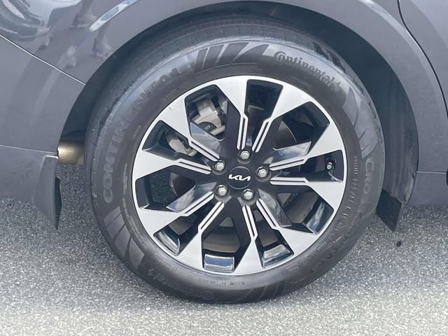 Used 2024 Kia Carnival EX FWD image 11