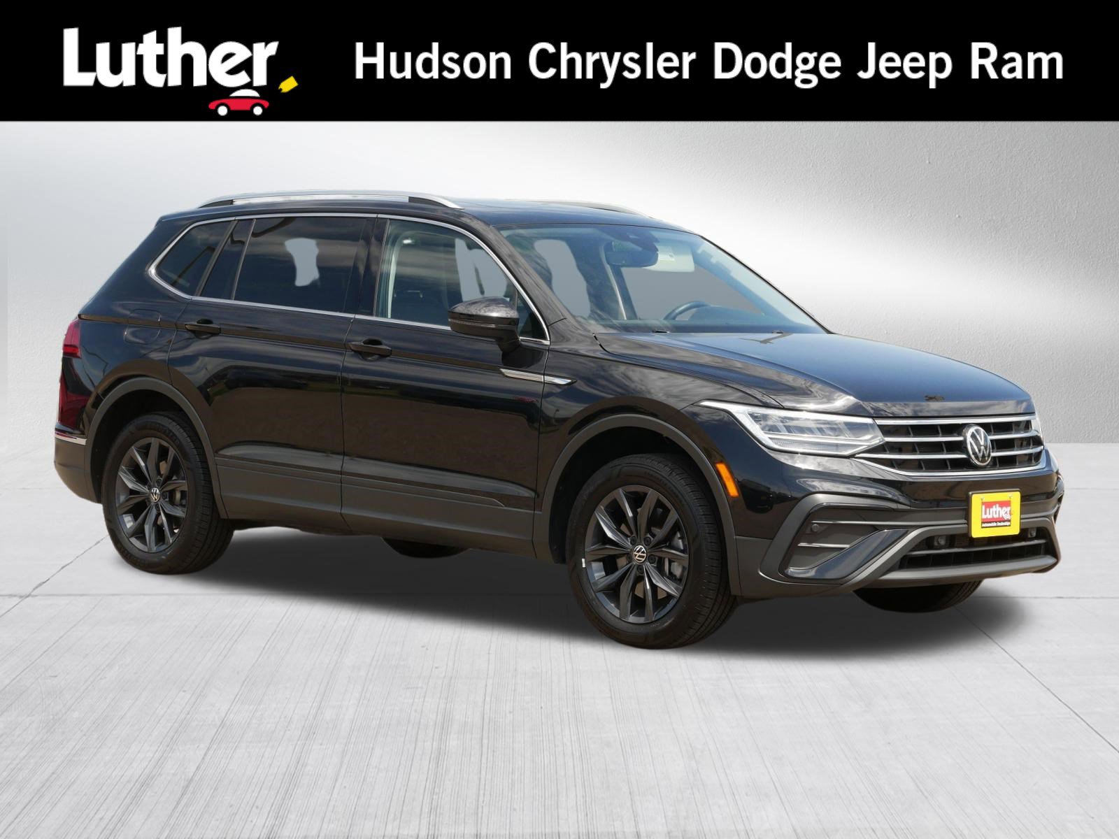 Used 2022 Volkswagen Tiguan SE w/ Panoramic Sunroof Package