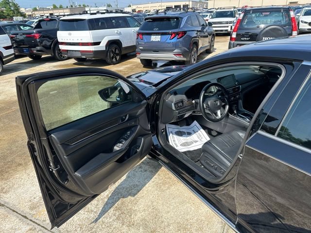 Used 2018 Honda Accord Touring image 10