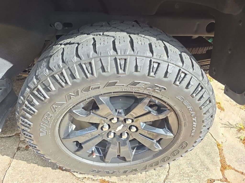 Used 2022 Chevrolet Colorado Z71 w/ Z71 Midnight Edition image 2