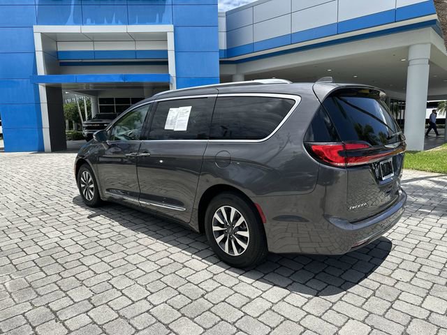 Used 2021 Chrysler Pacifica Limited w/ Uconnect Theater Family Group FWD image 16