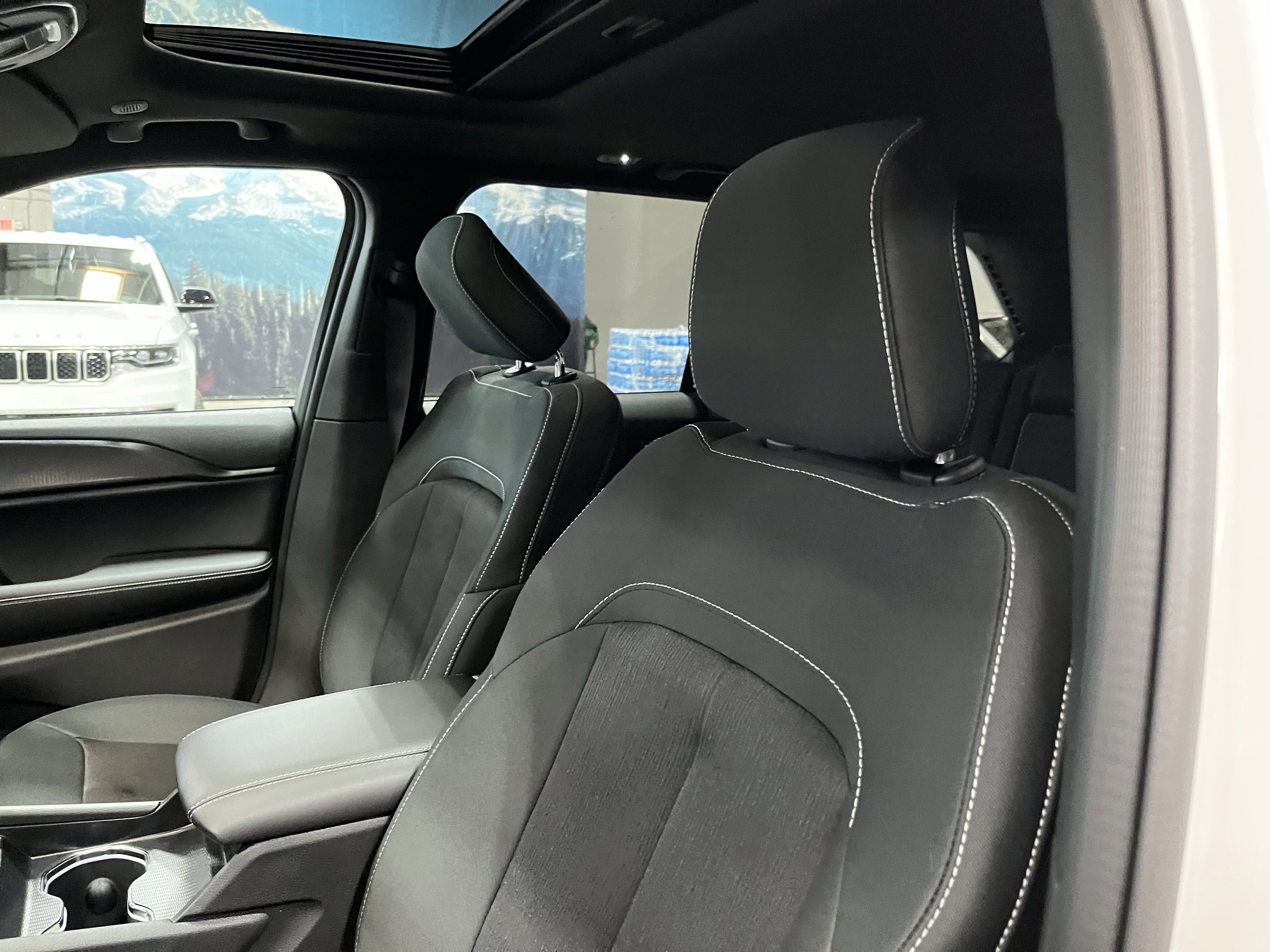 Certified 2025 Jeep Grand Cherokee Laredo w/ Luxury Tech Group I image 19