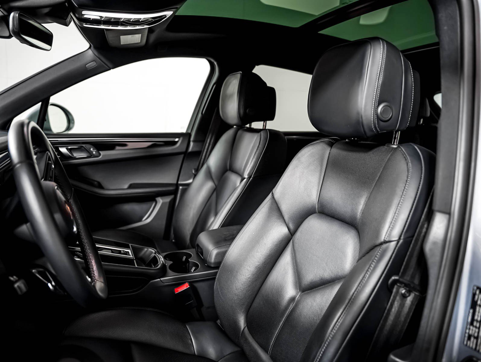 Certified 2023 Porsche Macan AWD/4WD image 5