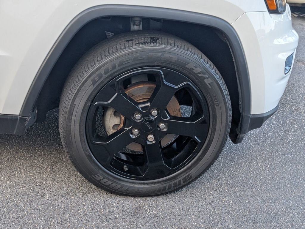Used 2019 Jeep Grand Cherokee Laredo AWD/4WD image 9