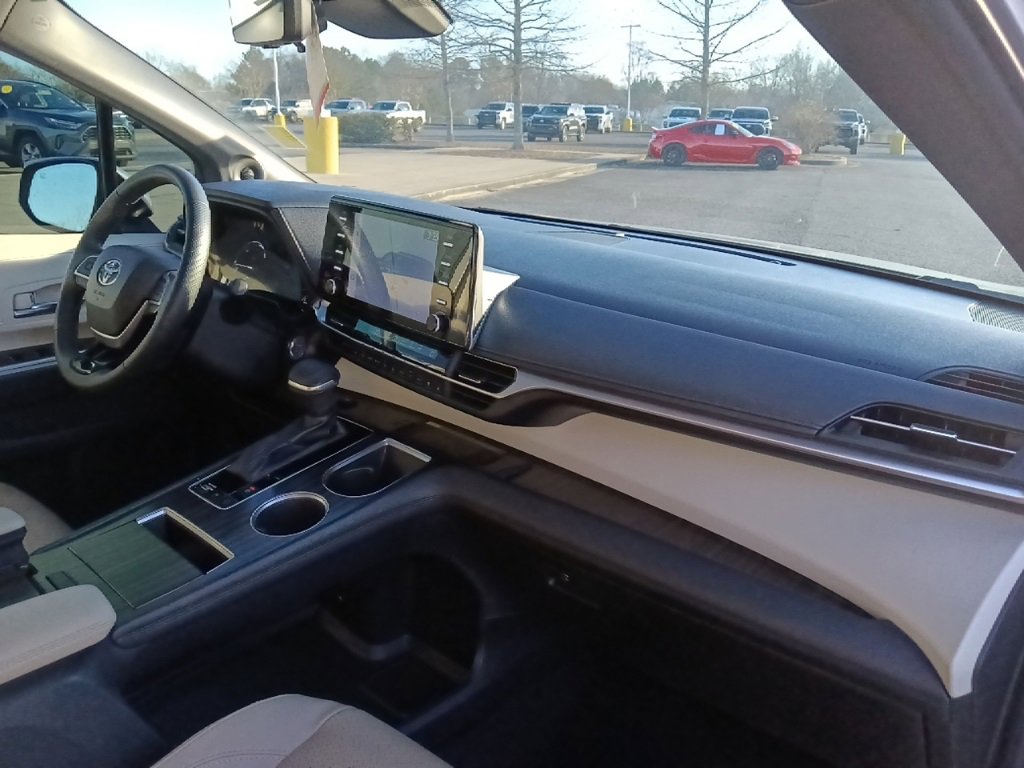 Used 2022 Toyota Sienna Limited image 37