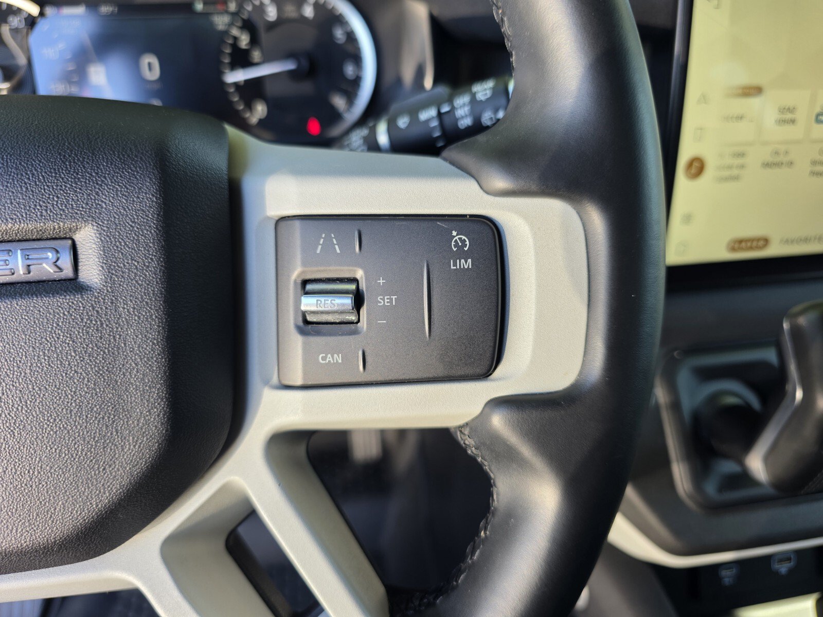 Used 2023 Land Rover Defender 110 X-Dynamic SE AWD/4WD image 20