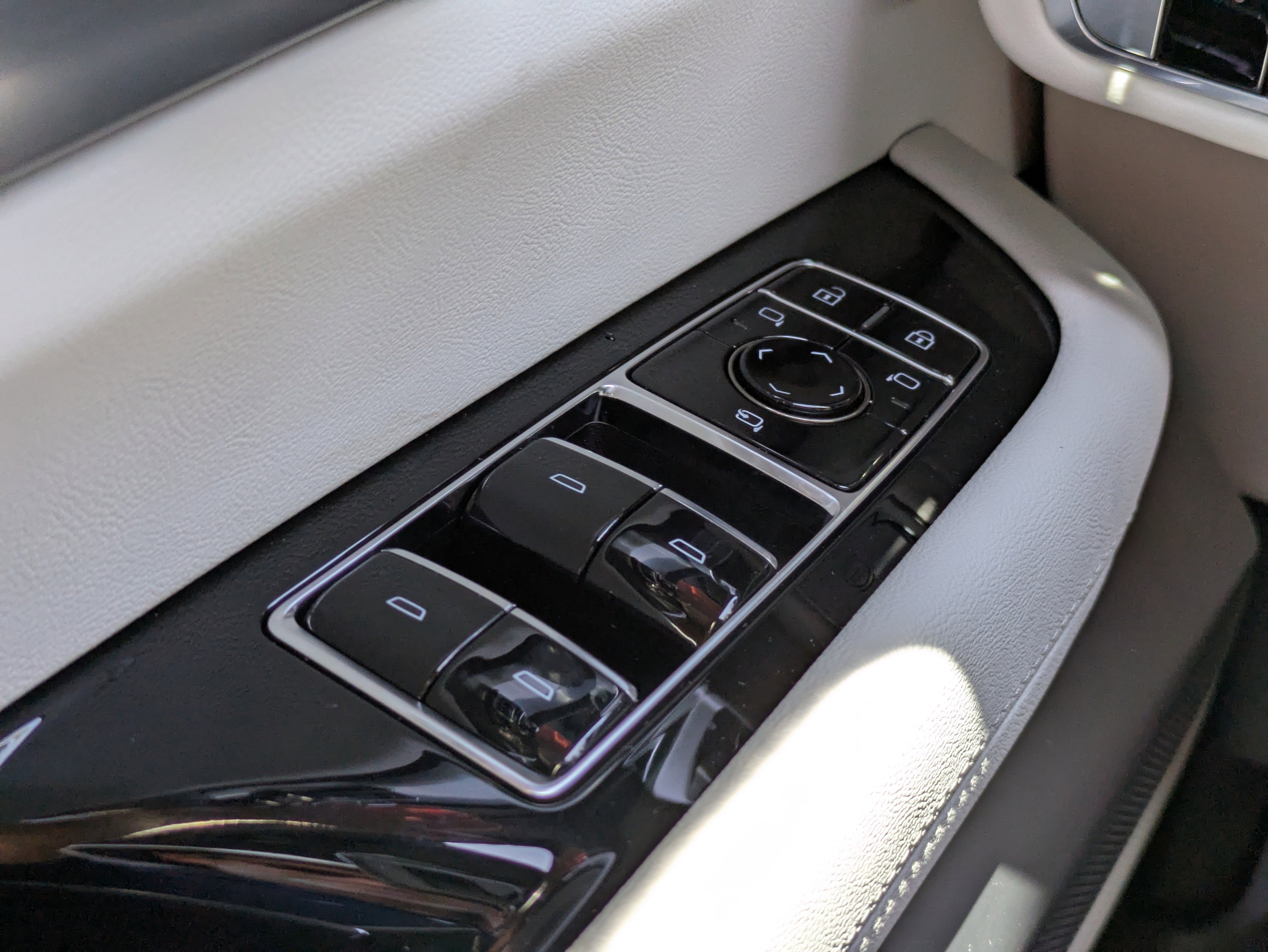 New 2026 Cadillac Vistiq Luxury w/ LPO, Floor Liner Package image 15