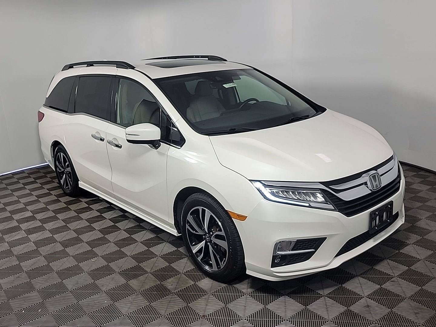 Certified 2019 Honda Odyssey Elite image 2