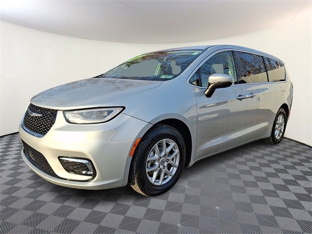 Used 2023 Chrysler Pacifica Touring-L image 3