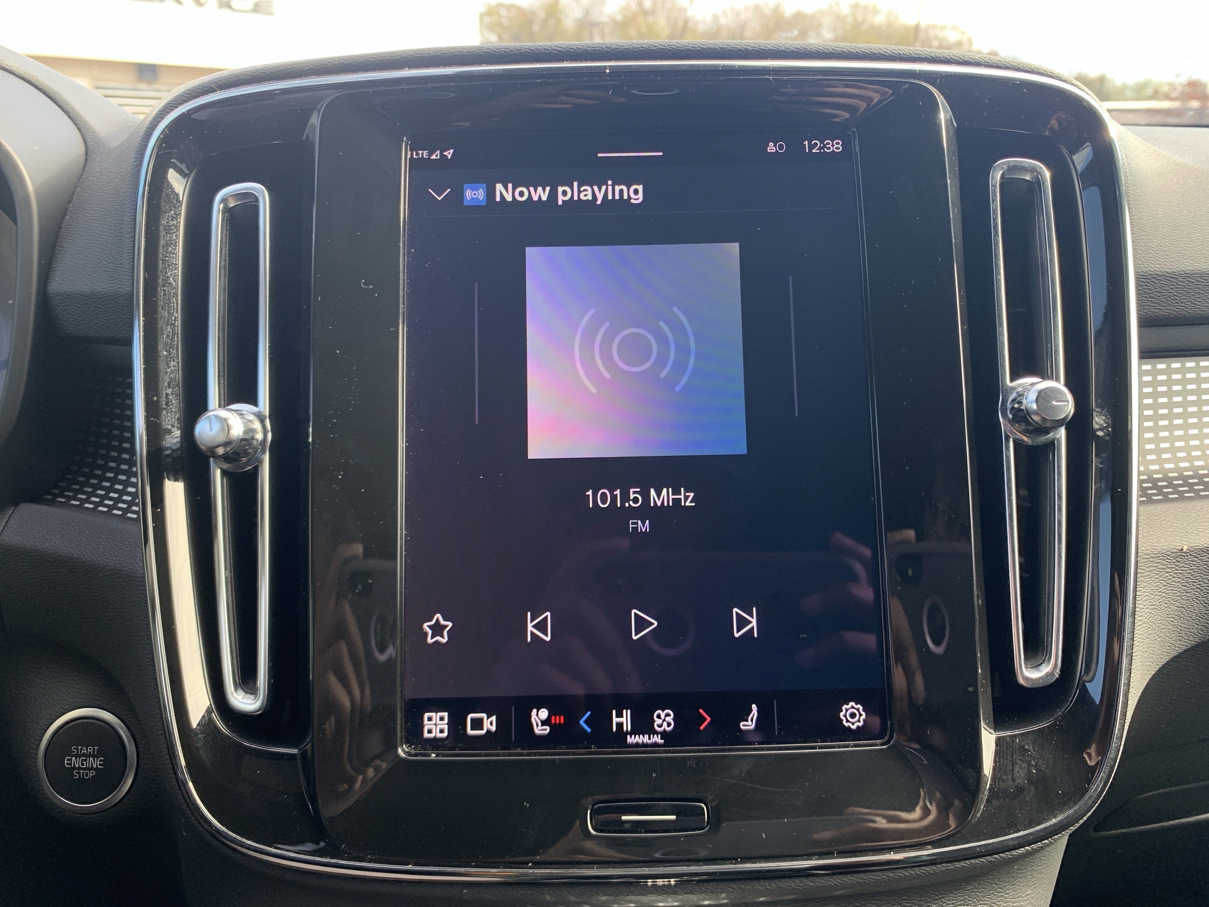 Used 2025 Volvo XC40 B5 Plus image 23