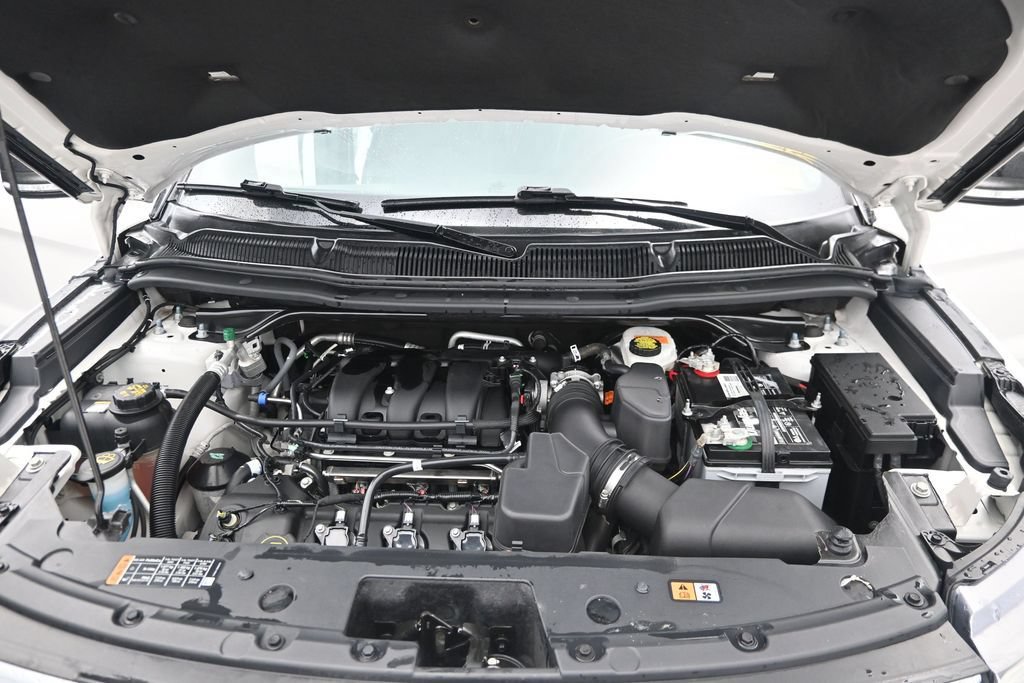 Used 2018 Ford Explorer XLT w/ Equipment Group 202A AWD/4WD image 14