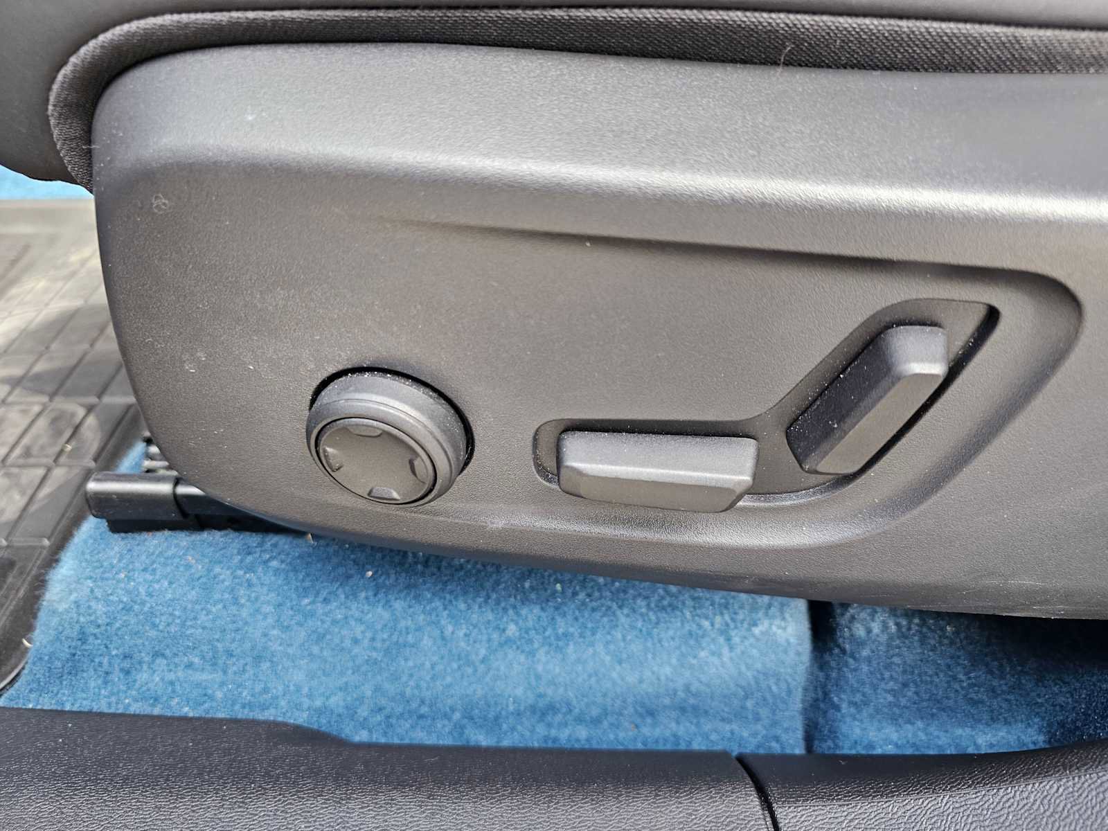 Certified 2023 Volvo C40 P8 Recharge Ultimate w/ Protection Package Premier image 29